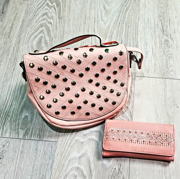 Cross Body Round stud purse - Picture 1 of 6